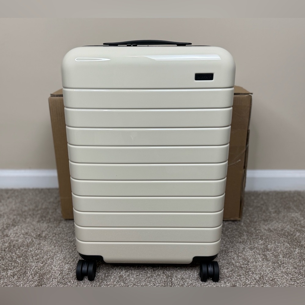 Away Bigger carry on Luggage (Gloss)